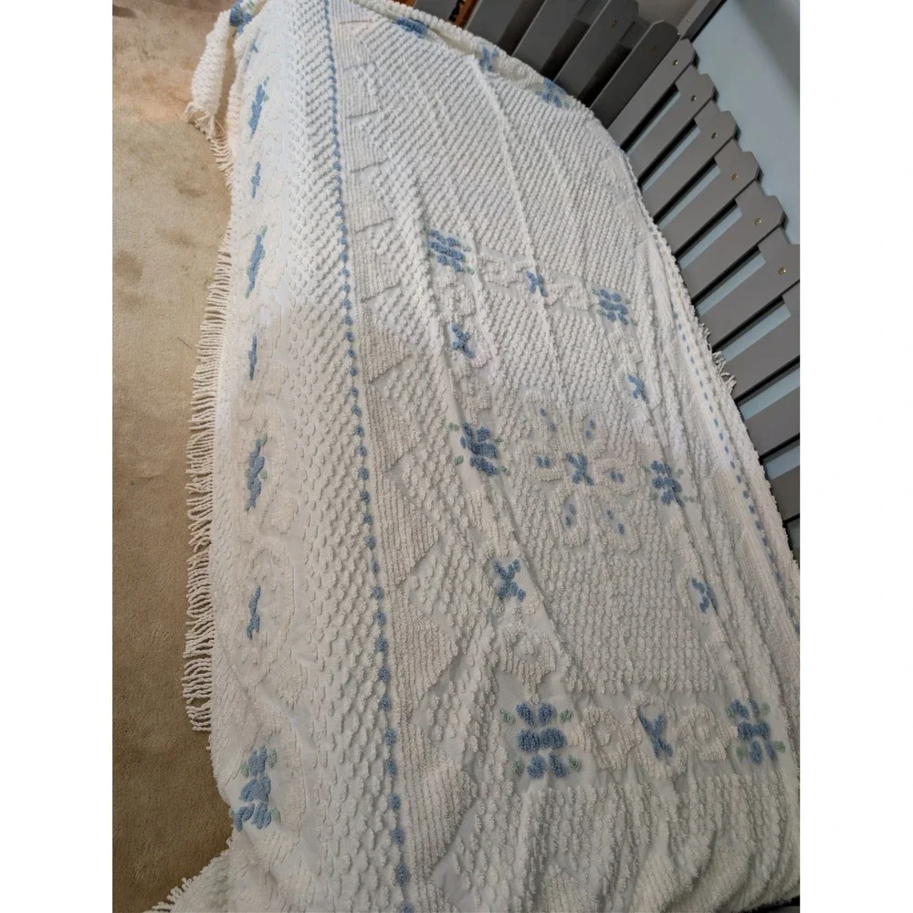 Vtg White Blue Floral Cotton Chenille Throw‎ Blanket Fringe Made USA Americana
